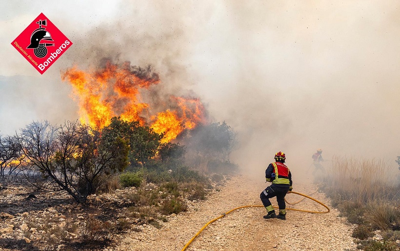 Evolución favorable del incendio de Alcoy-Ibi tras lograr completar el perímetro