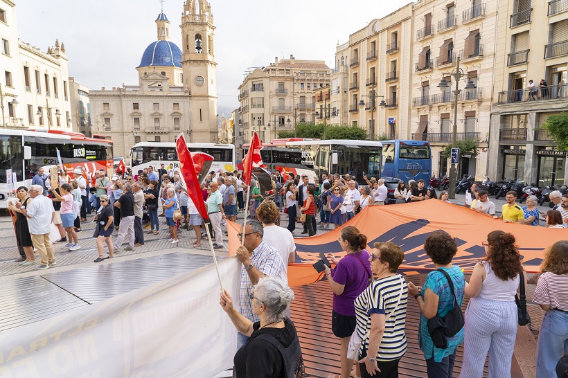 Protestas y petición de dimisión a Mazón en la presentación del autobús comarcal
