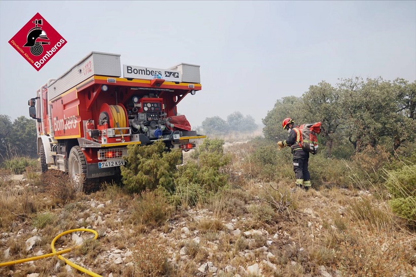 Els bombers donen per perimetrat l'incendi forestal declarat a Ibi
