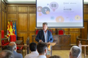 Protestas y petición de dimisión a Mazón en la presentación del autobús comarcal
