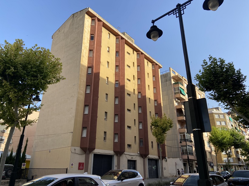 Un edificio de siete plantas, de la Generalitat, con 14 pisos cerrados