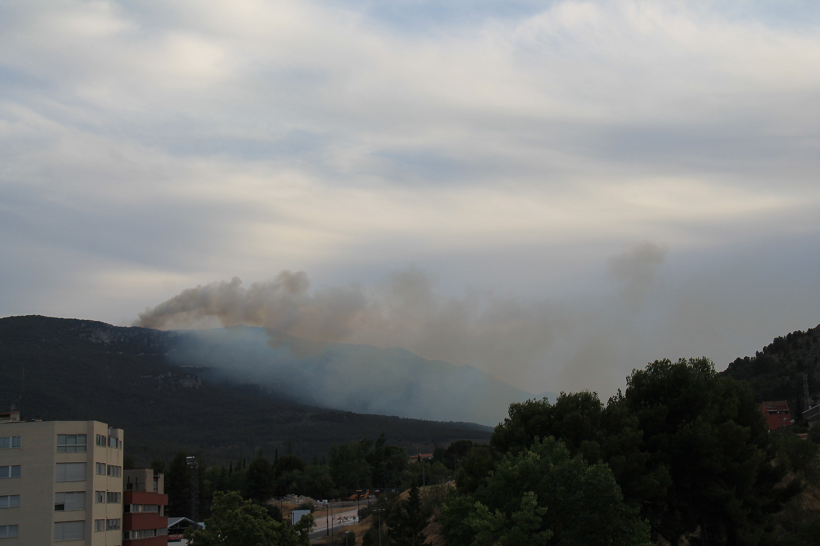 Desalojan casas rurales y cierran el polideportivo de Alcoy a causa del incendio forestal de Ibi