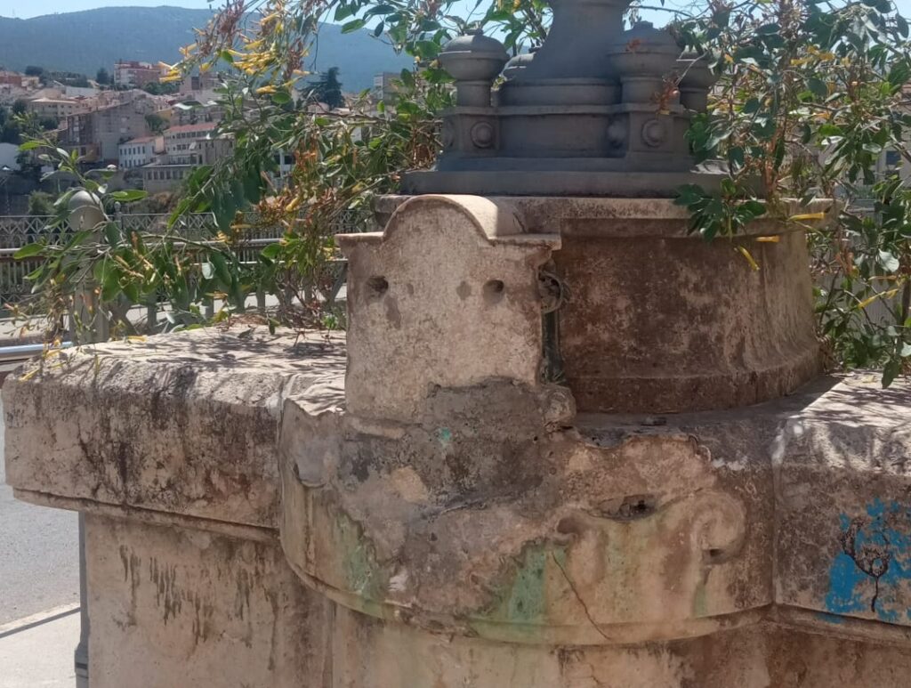 Sustraen una placa del Viaducto de Canalejas y el Consistorio anuncia que la repondrá en resina