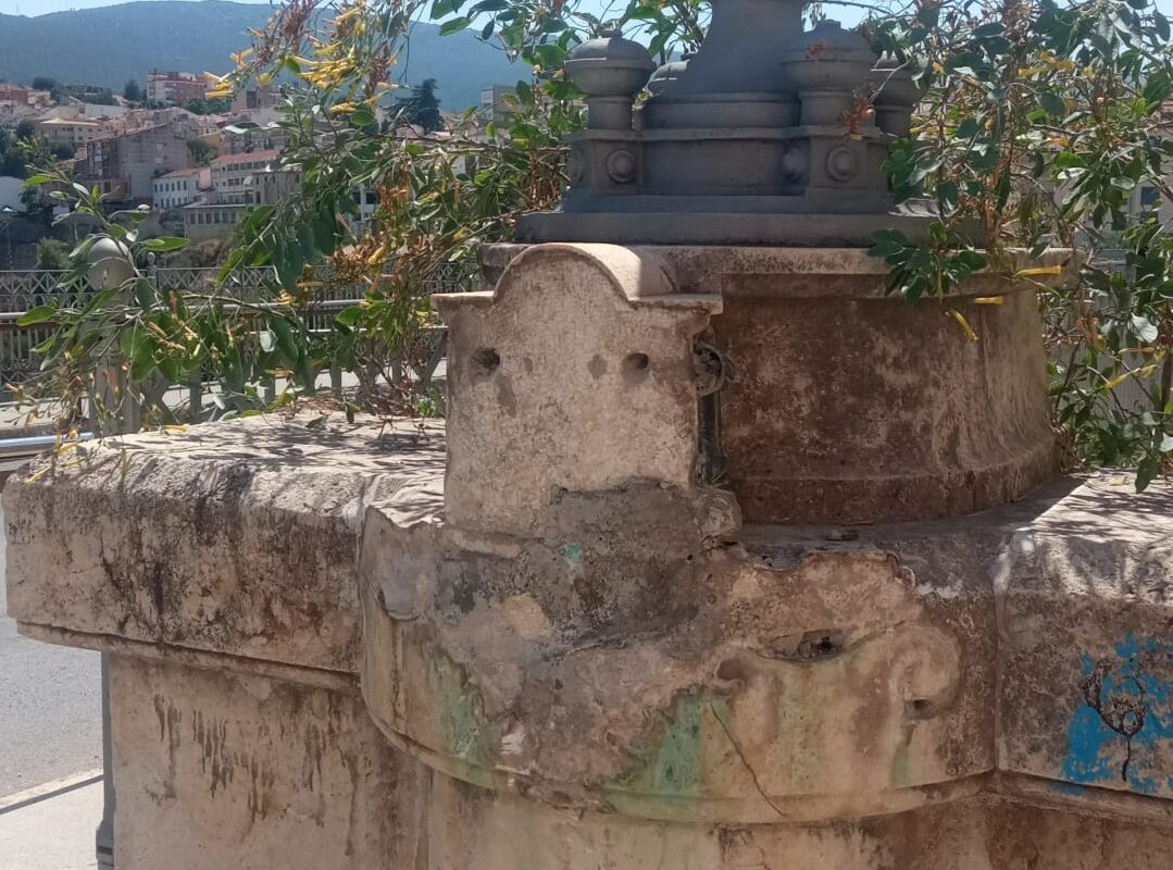 Sostrauen una placa del Viaducte de Canalejas i el Consistori anuncia que la reposarà en resina