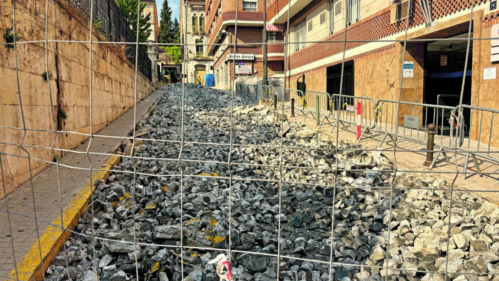 Obras de repavimentación en Joan Cantó para un formato peatonal