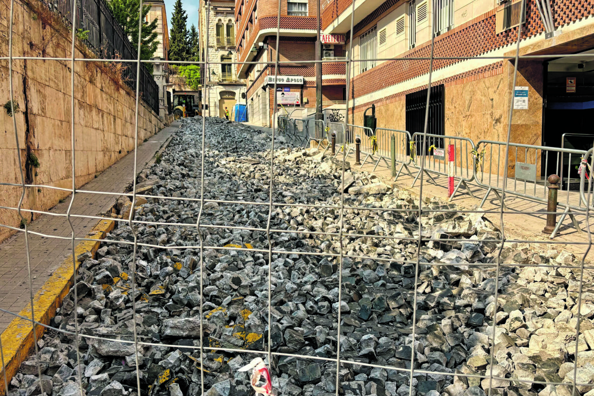 Obres de repavimentació en Joan Cantó per a un format peatonal
