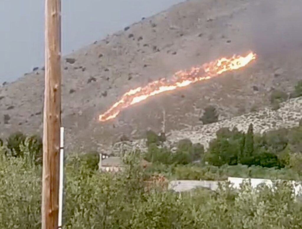 Controlat un incendi forestal en Sant Antoni després de la caiguda d'un llamp durant la tempesta