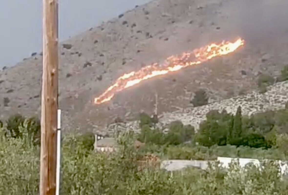 Controlat un incendi forestal en Sant Antoni després de la caiguda d'un llamp durant la tempesta