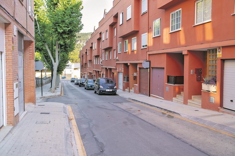 Los malos olores, la falta de servicios o el estado de las aceras, centran las quejas del barrio de Batoi