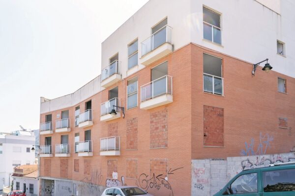 La huella de la burbuja inmobiliaria: edificios acabados y tapiados sin habitar