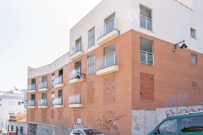 La huella de la burbuja inmobiliaria: edificios acabados y tapiados sin habitar