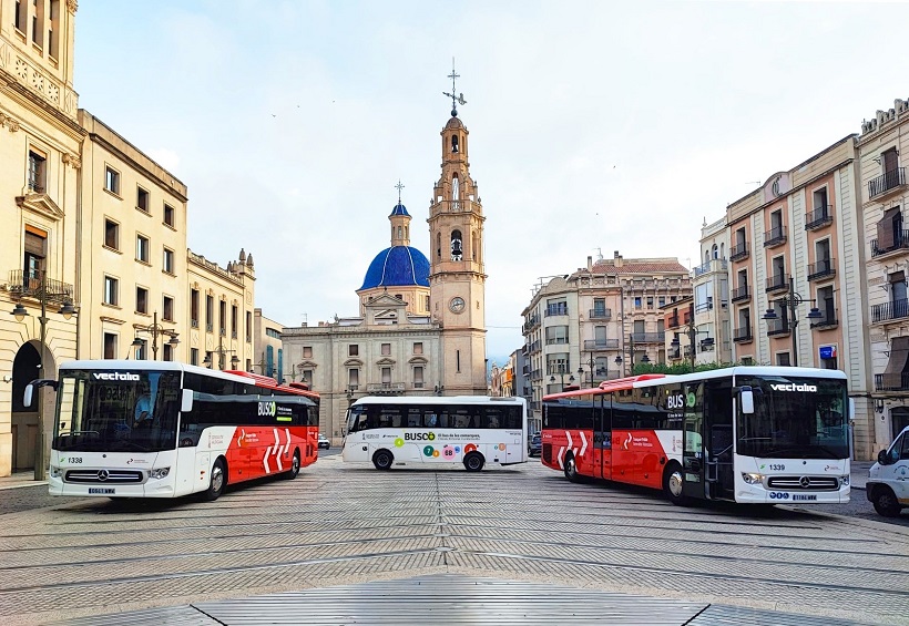 El nuevo autobús comarcal, en el centro de la polémica por sus carencias y falta de consenso