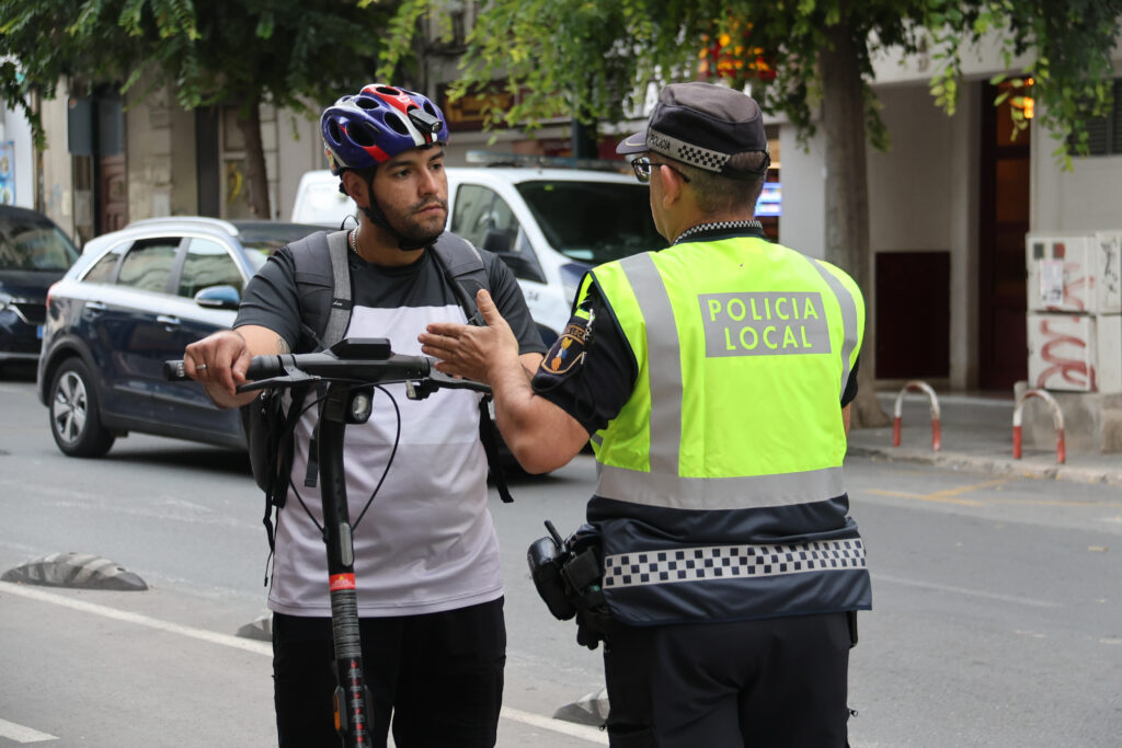 Alcoy acerca el nuevo reglamento de circulación a la calle