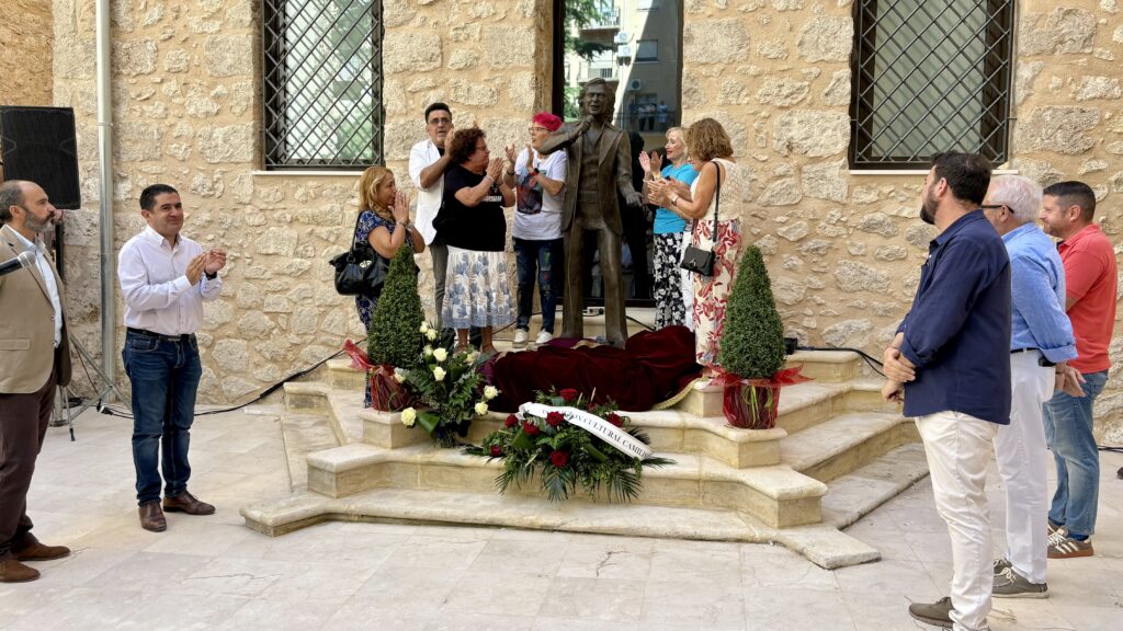 Alcoy descubre la escultura en honor a Camilo Sesto en el patio de su futuro museo