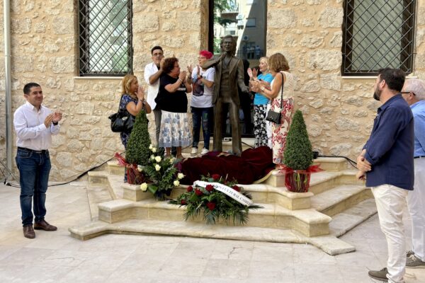 Alcoy descubre la escultura en honor a Camilo Sesto en el patio de su futuro museo