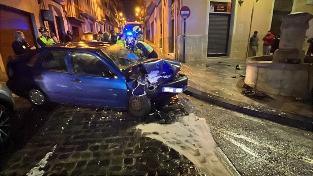 Un conductor triplica la tasa de alcoholemia y destroza su coche en un aparatoso accidente en Sant Nicolau