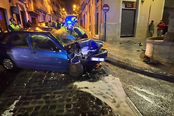 Un conductor triplica la tasa de alcoholemia y destroza su coche en un aparatoso accidente en Sant Nicolau