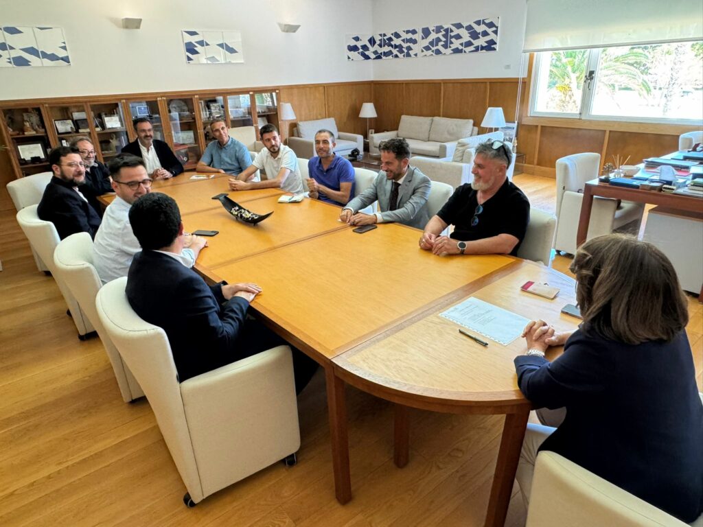 La rectora de la Universidad de Alicante aborda la centralización de las PAU con los alcaldes de la comarca