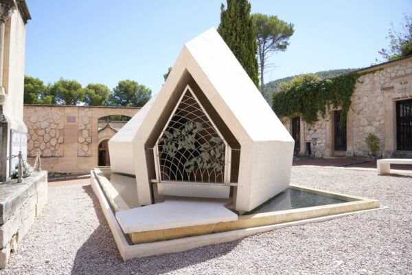 La grabación de una película para adultos en el Cementerio alza la polémica