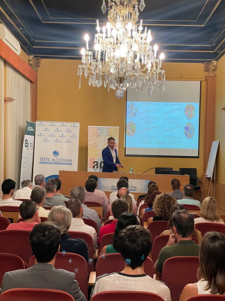 El professor Julián Cárdenas va parlar sobre productivitat i Intel·ligència Artificial per a la Tèxtil Alcoiana