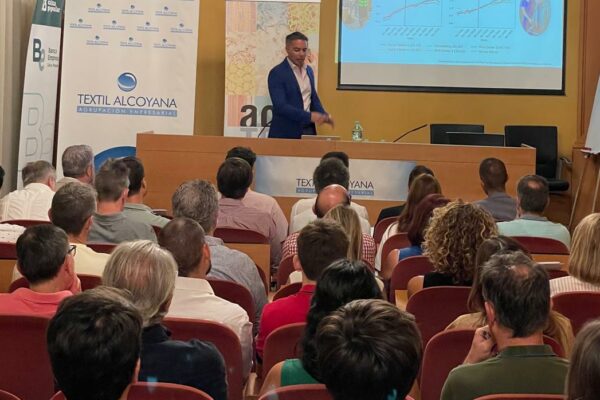 El profesor Julián Cárdenas habló sobre productividad e Inteligencia Artificial para la Textil Alcoyana