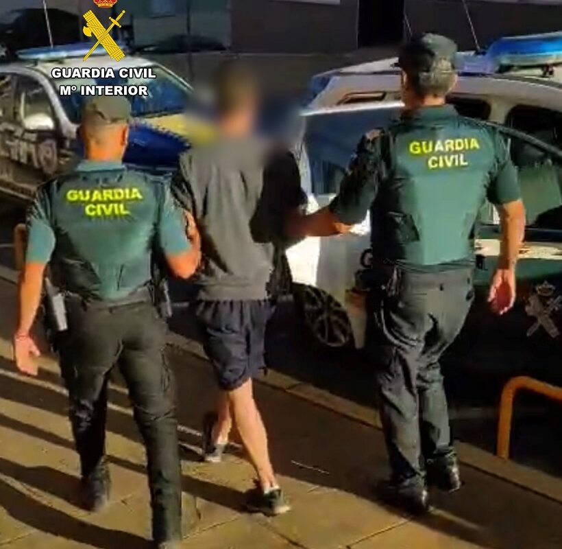 Detenido en Banyeres tras causar daños en el vehículo de un Policía como represalia