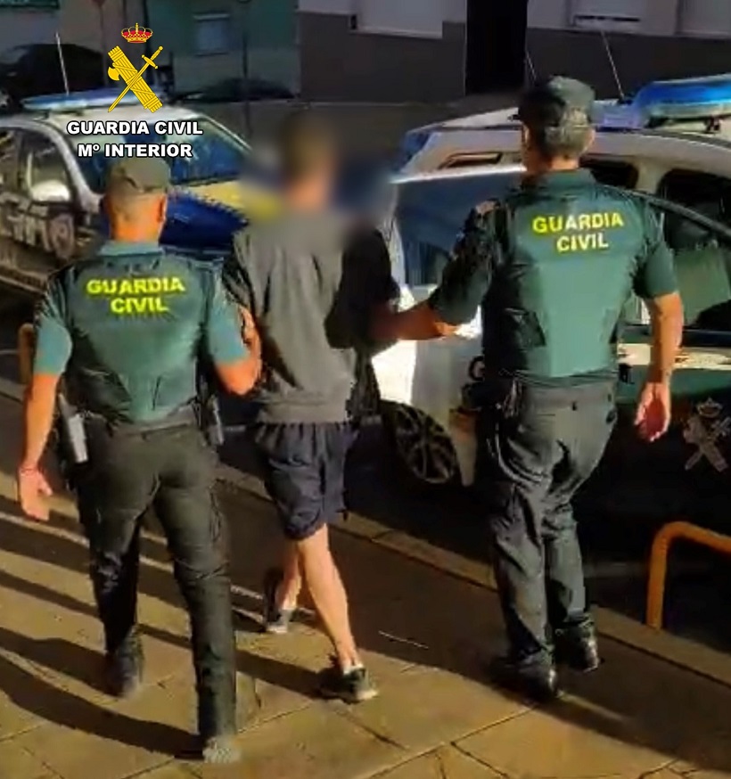Detenido en Banyeres tras causar daños en el vehículo de un Policía como represalia
