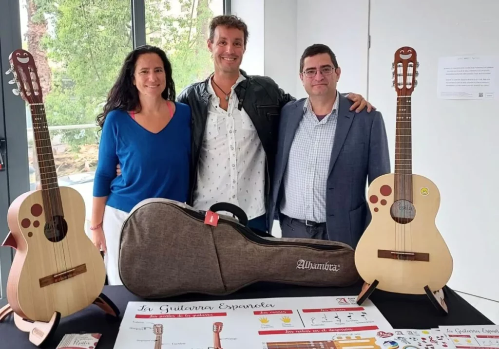 Fundació Alhambra crea una guitarra inclusiva per a xiquets