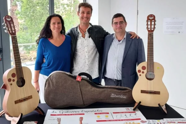 Fundació Alhambra crea una guitarra inclusiva per a xiquets