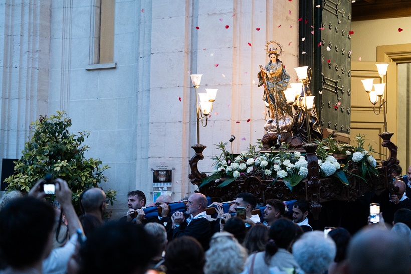 Alcoy muestra su devoción a la Patrona con la ofrenda de flores