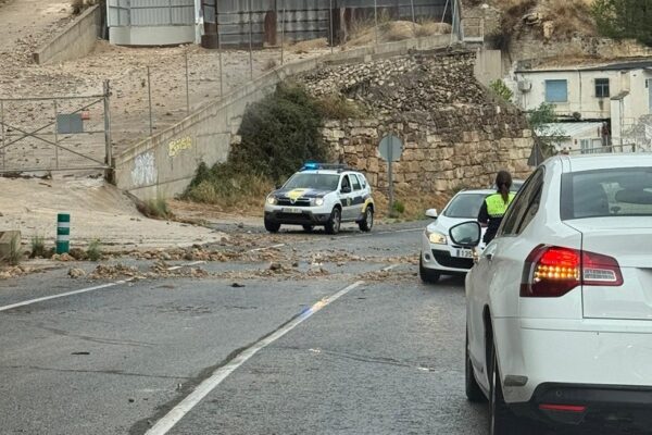 Un fort aiguat cau a Alcoi i comarca