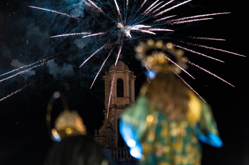 Alcoy muestra su devoción a la Patrona con la ofrenda de flores