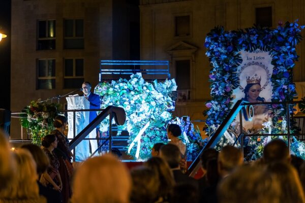 Alcoi mostra la seua devoció a la Patrona amb l'ofrena de flors