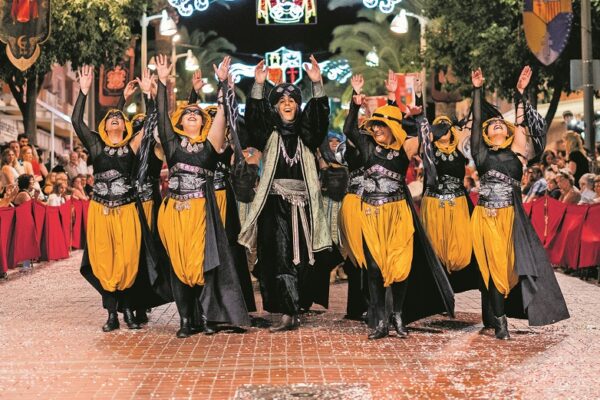 Virginia Bolufer celebra 35 años de danza festera