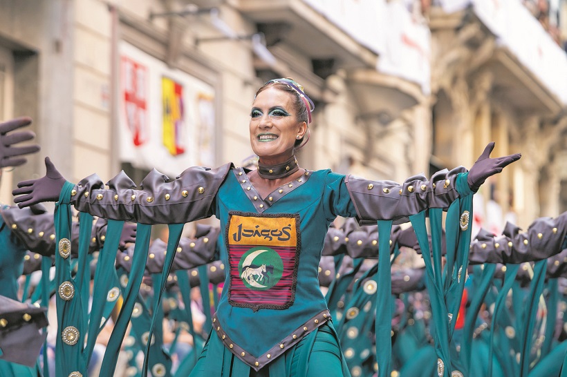 Virginia Bolufer celebra 35 años de danza festera