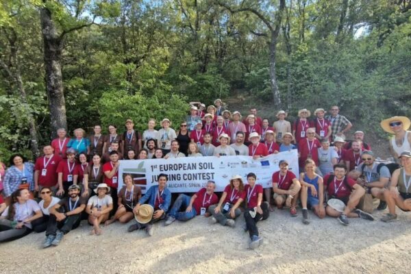 Font Roja i Mariola acullen el curs científic-formatiu d'anàlisi de sòl amb la participació de huit universitats europees