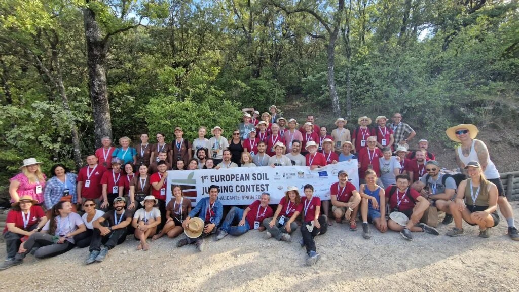 Font Roja i Mariola acullen el curs científic-formatiu d'anàlisi de sòl amb la participació de huit universitats europees