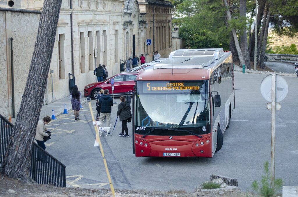 Alcoy habilita un servicio especial de autobús al cementerio por Tots Sants