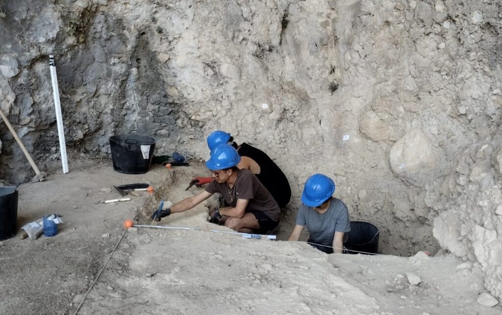 En marcha la excavación en el Abric del Cint para profundizar en la historia del asentamiento humano en la Serra de Mariola