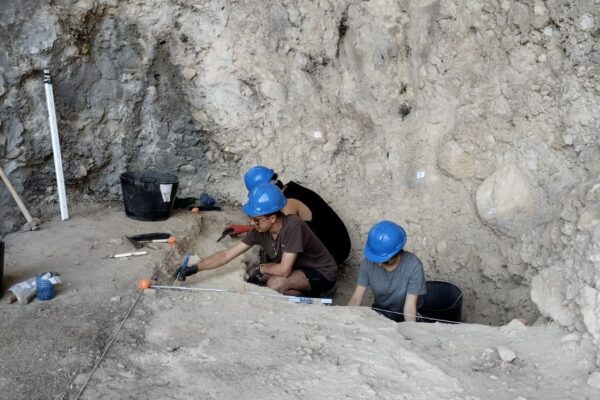 En marcha la excavación en el Abric del Cint para profundizar en la historia del asentamiento humano en la Serra de Mariola