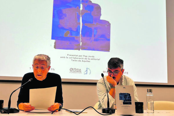 Víctor *Riaza ha presentat el poemari ‘La llum del sol en el fons de la mar’