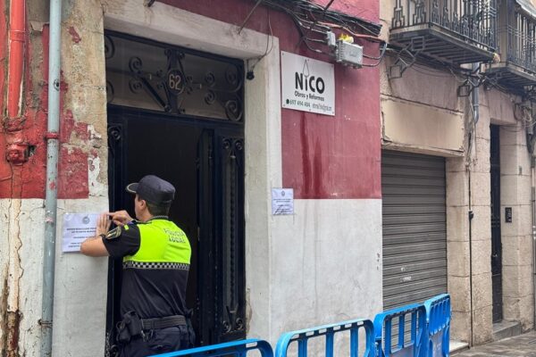 Desalojo preventivo de cuatro familia por un desprendimiento parcial en la calle Sant Francesc