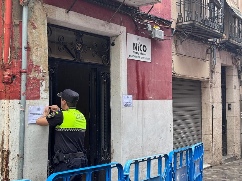 Desalojo preventivo de cuatro familia por un desprendimiento parcial en la calle Sant Francesc