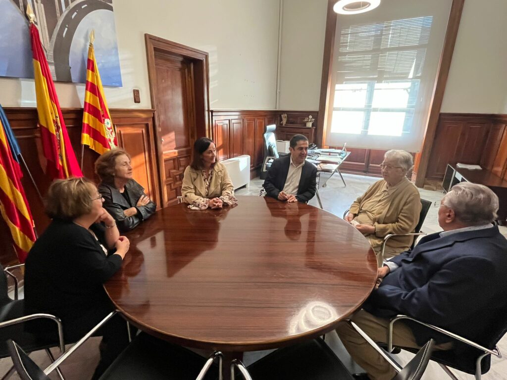 Toni Francés i Aroa Mira reben a sor Elisa Verdú i a representants de l'Associació Kanimambo