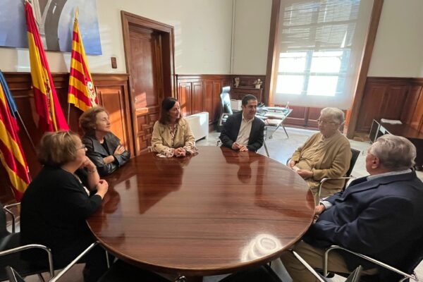 Toni Francés i Aroa Mira reben a sor Elisa Verdú i a representants de l'Associació Kanimambo