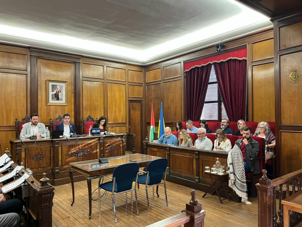 El Ayuntamiento de Alcoy aprueba una moción de apoyo al pueblo palestino y de condena del genocidio
