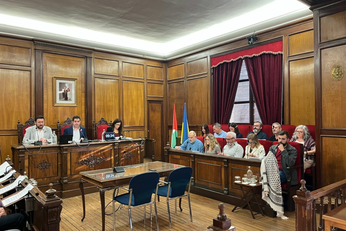 El Ayuntamiento de Alcoy aprueba una moción de apoyo al pueblo palestino y de condena del genocidio