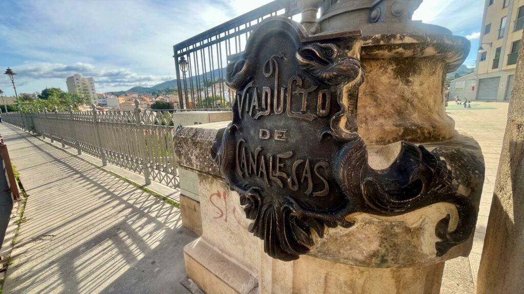 L'Ajuntament reposa les plaques del Viaducte de Canalejas després del seu robatori