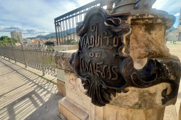 L'Ajuntament reposa les plaques del Viaducte de Canalejas després del seu robatori