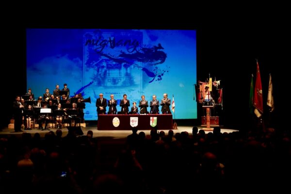 Emoció i alcoiania en la presentació dels càrrecs festers del Mig Any
